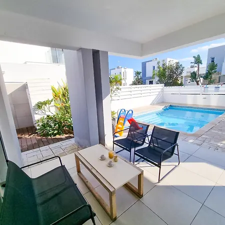 With Private Pool And Bbq * Periwolia